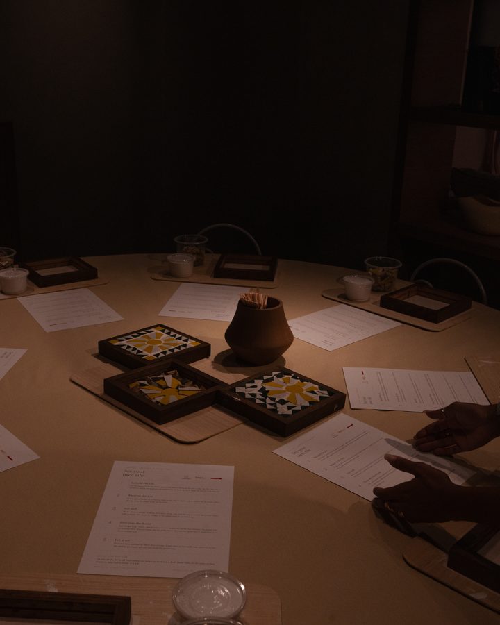 Les carreaux du soleil posés sur la table