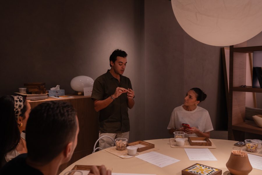 Explication à la table de l'atelier