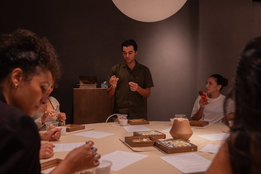 Invités au travail autour de la table