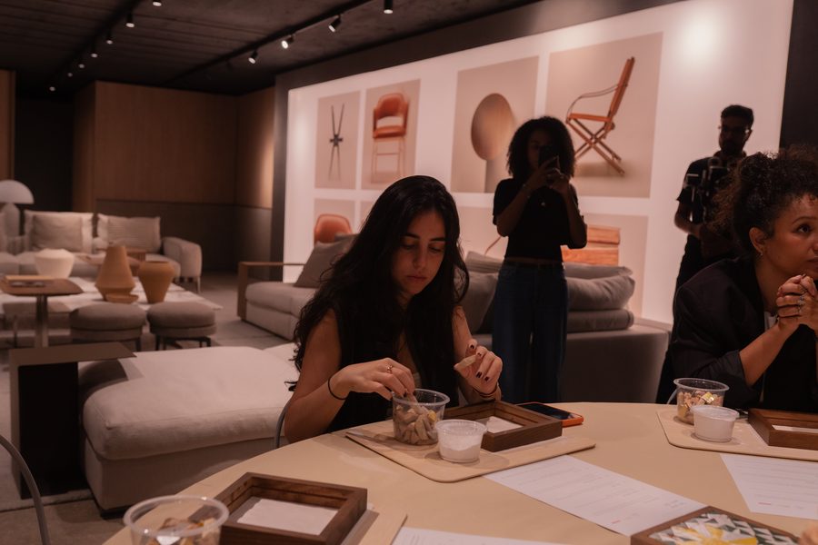 Une invitée pose son carreau dans le showroom Flexform