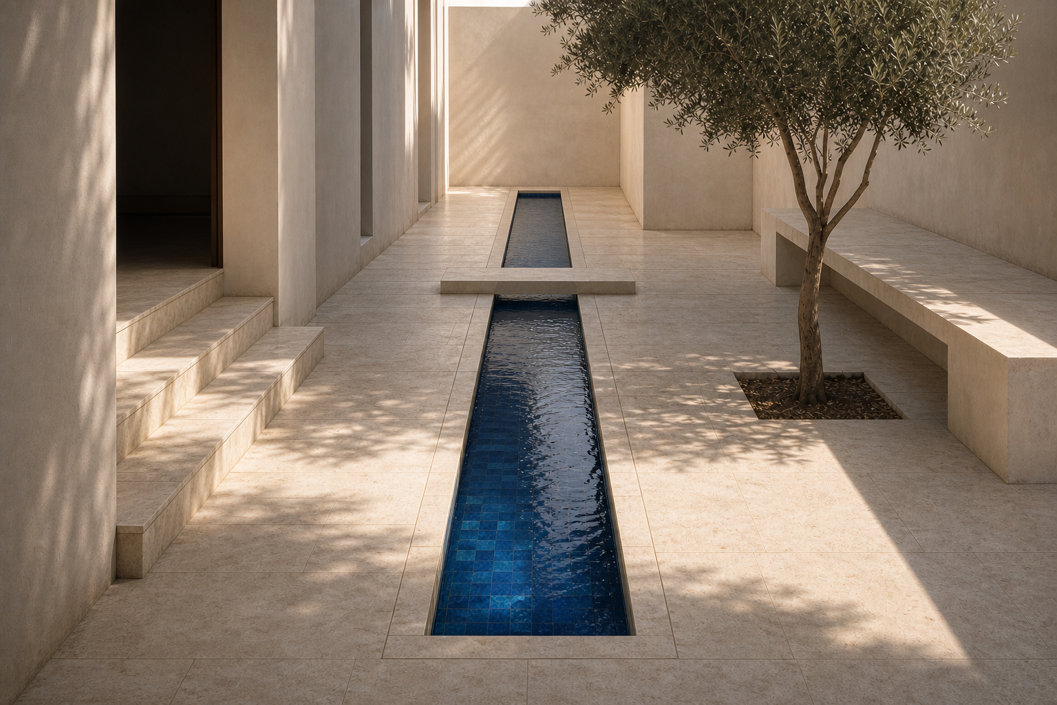 Patio brutaliste, lame d'eau bleu profond